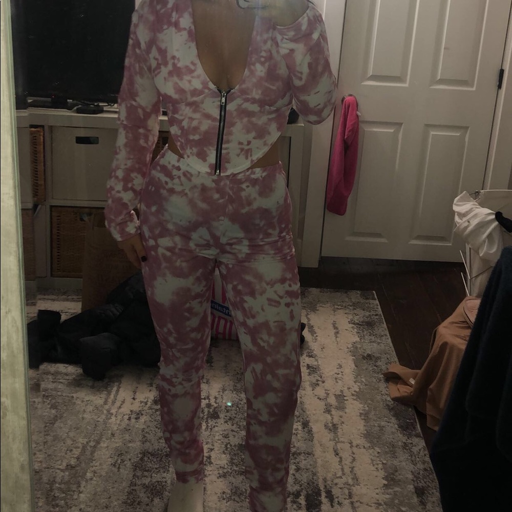 Super cute tie dye sweatsuit outfit!!